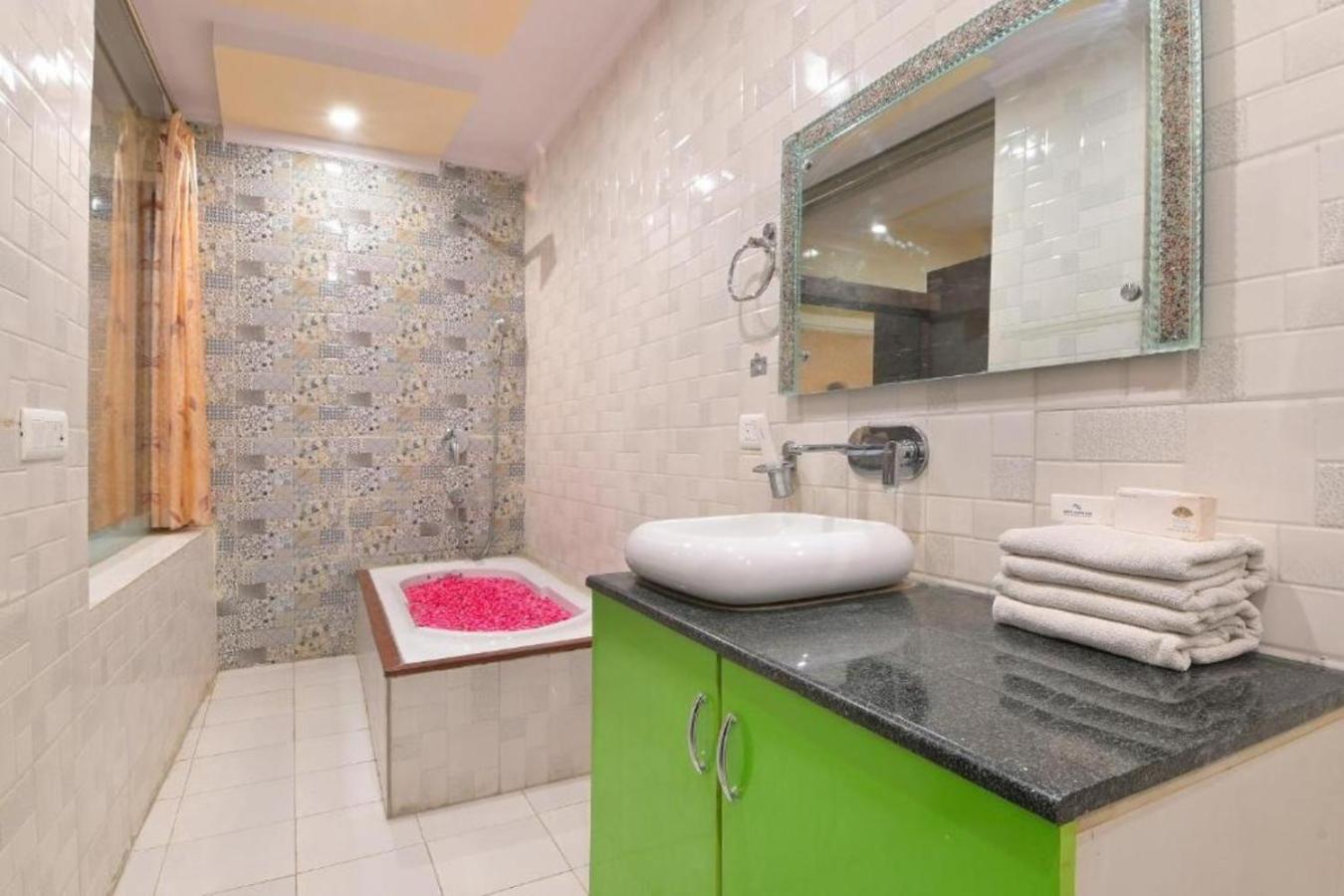 Hotel Castle Blue New Delhi Near Igi Airport Buitenkant foto