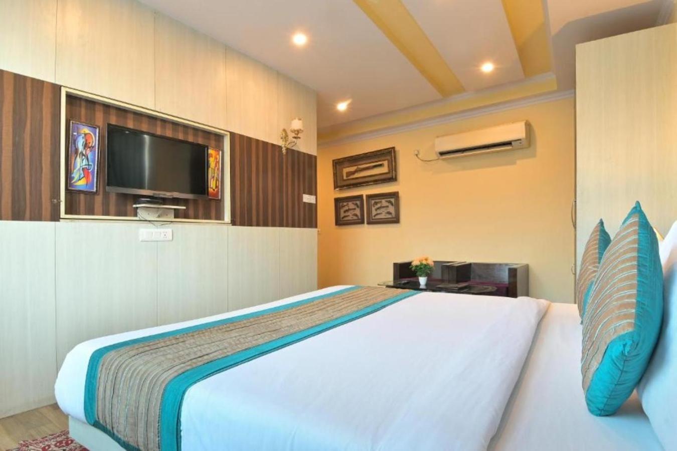 Hotel Castle Blue New Delhi Near Igi Airport Buitenkant foto