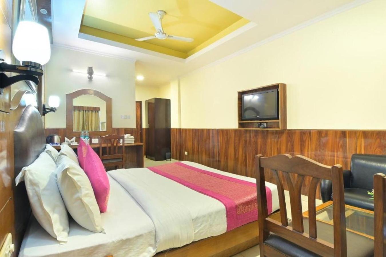 Hotel Castle Blue New Delhi Near Igi Airport Buitenkant foto