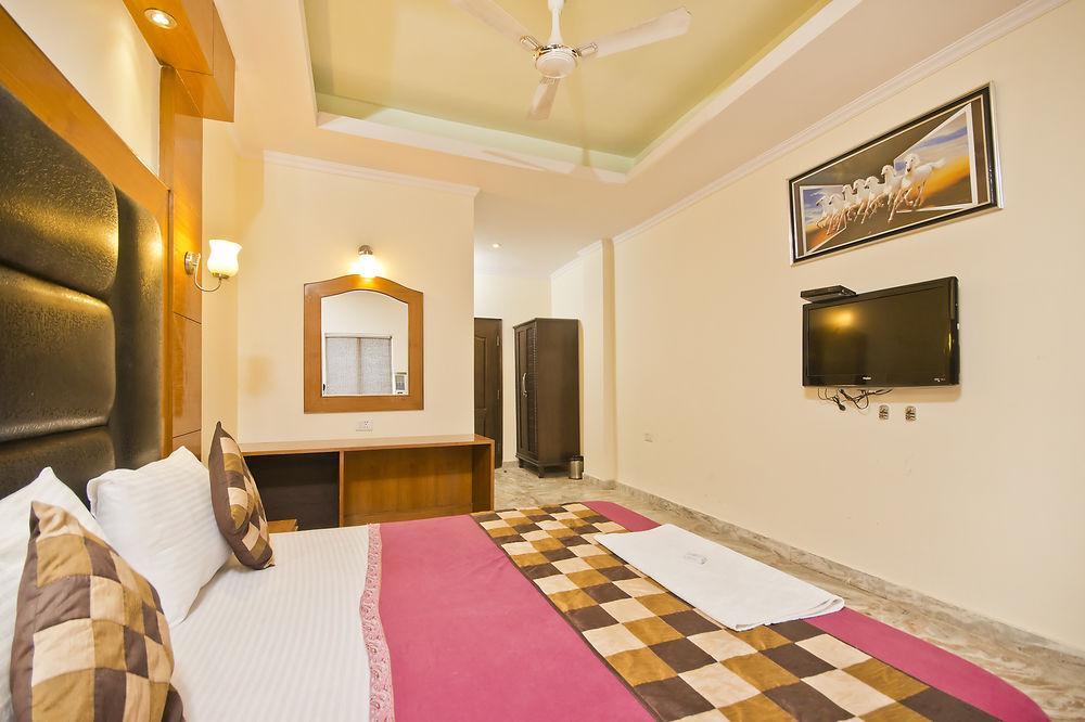 Hotel Castle Blue New Delhi Near Igi Airport Buitenkant foto