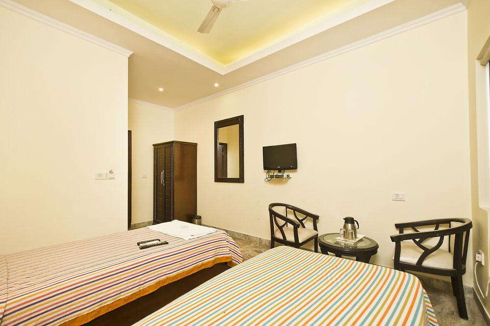 Hotel Castle Blue New Delhi Near Igi Airport Buitenkant foto
