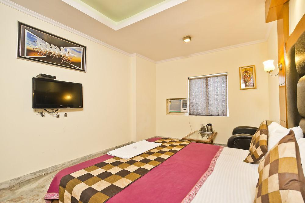 Hotel Castle Blue New Delhi Near Igi Airport Buitenkant foto