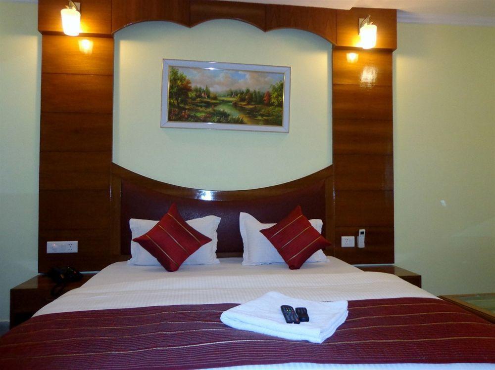 Hotel Castle Blue New Delhi Near Igi Airport Buitenkant foto
