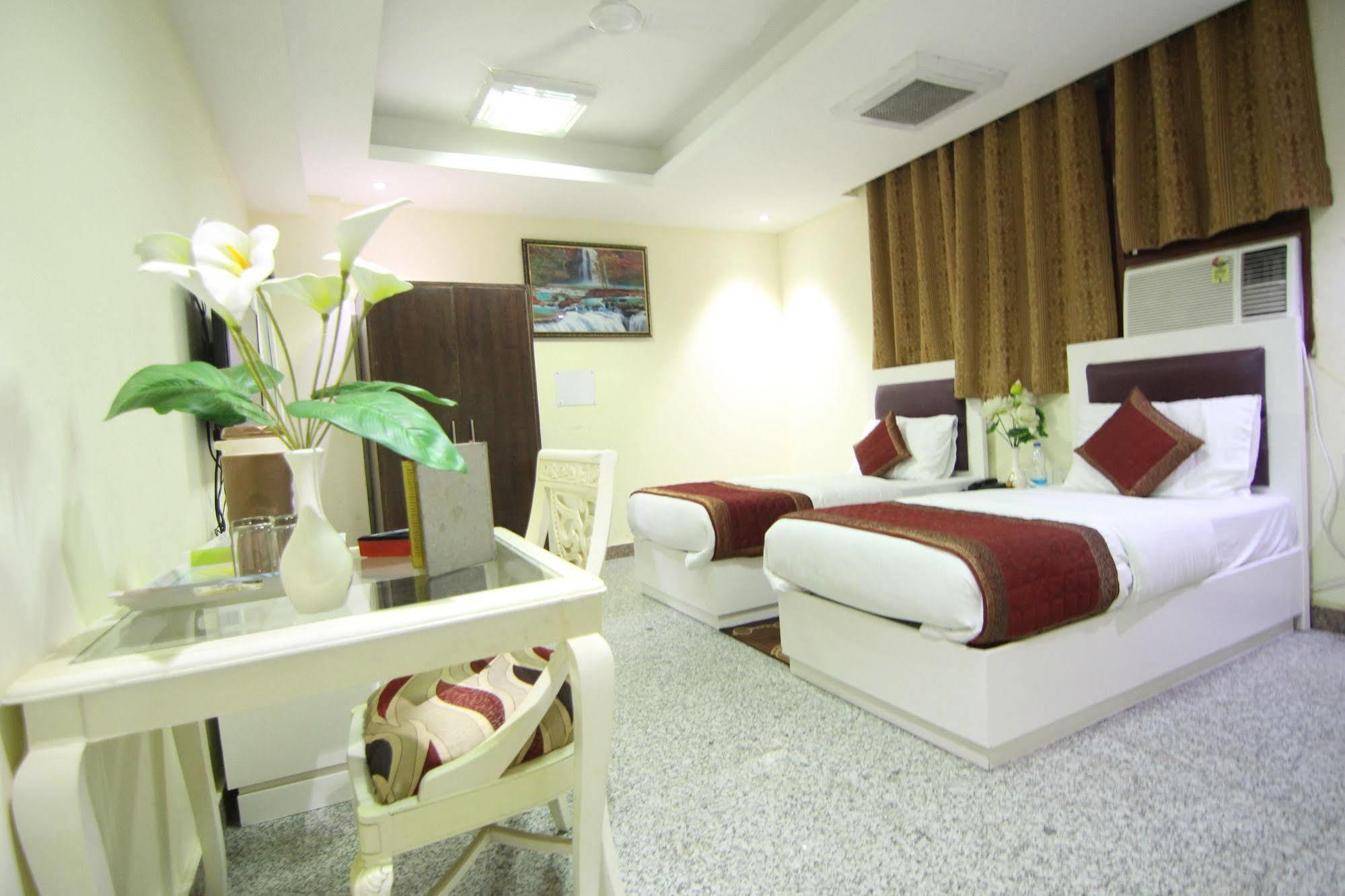 Hotel Castle Blue New Delhi Near Igi Airport Buitenkant foto