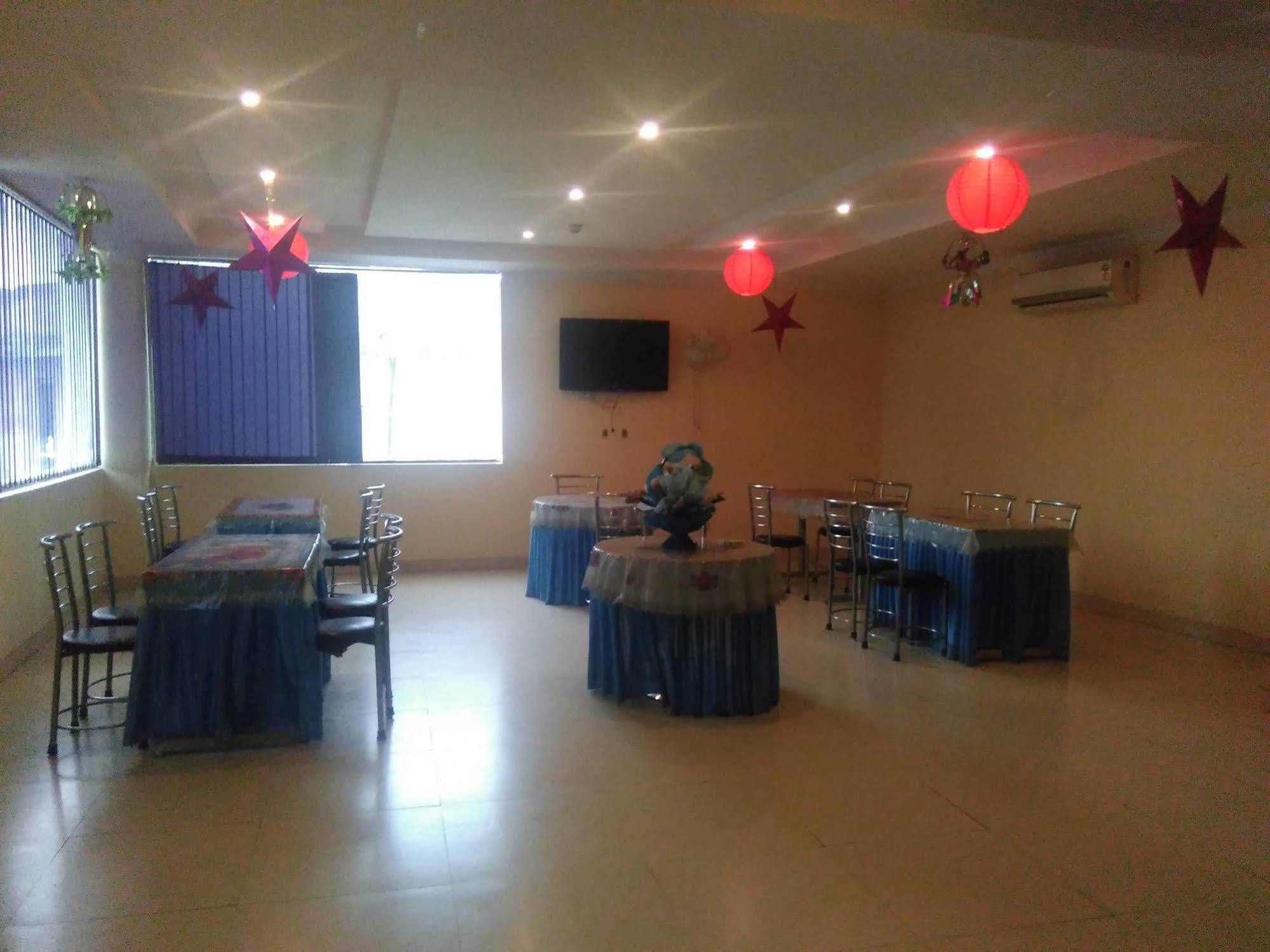 Hotel Castle Blue New Delhi Near Igi Airport Buitenkant foto