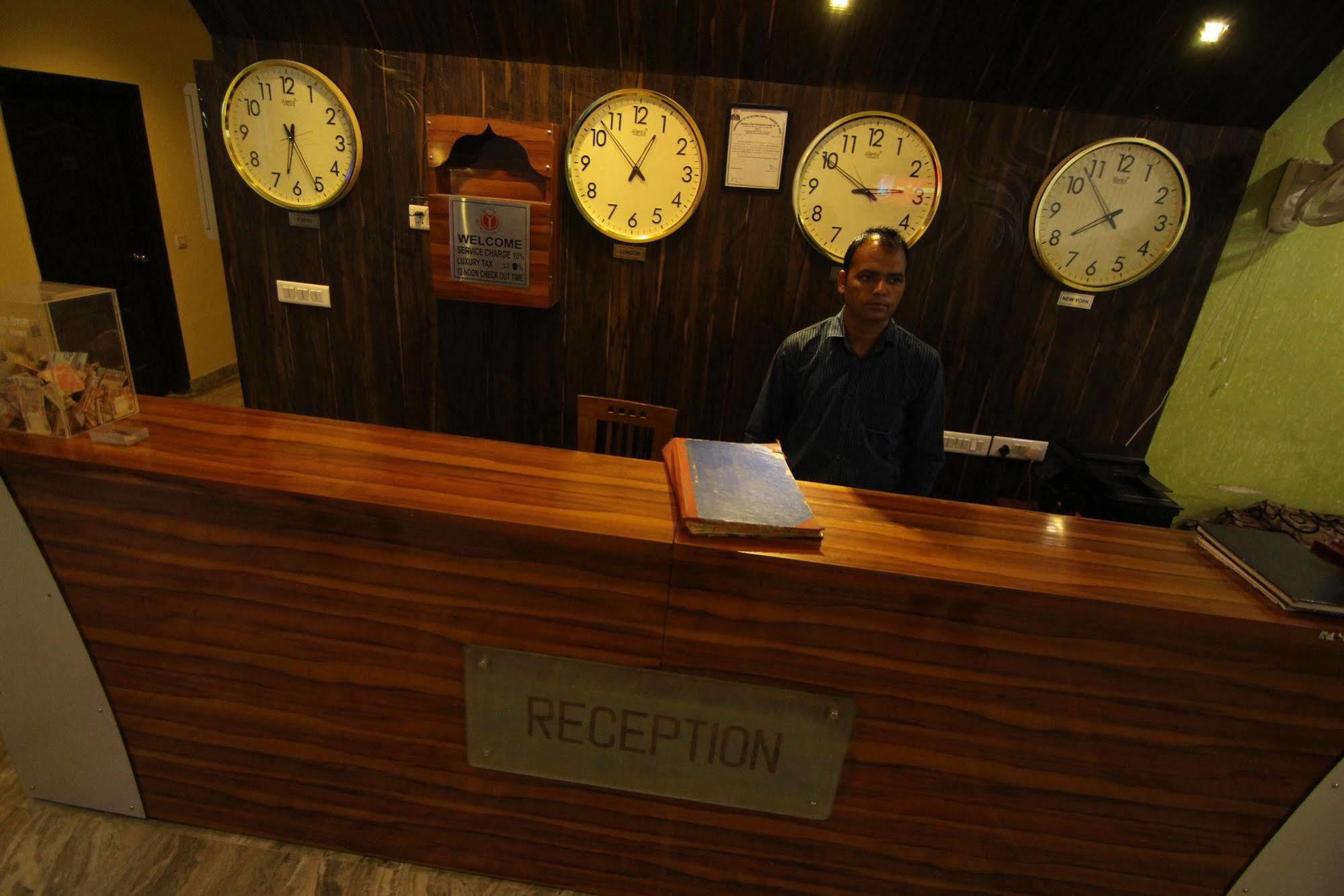 Hotel Castle Blue New Delhi Near Igi Airport Buitenkant foto